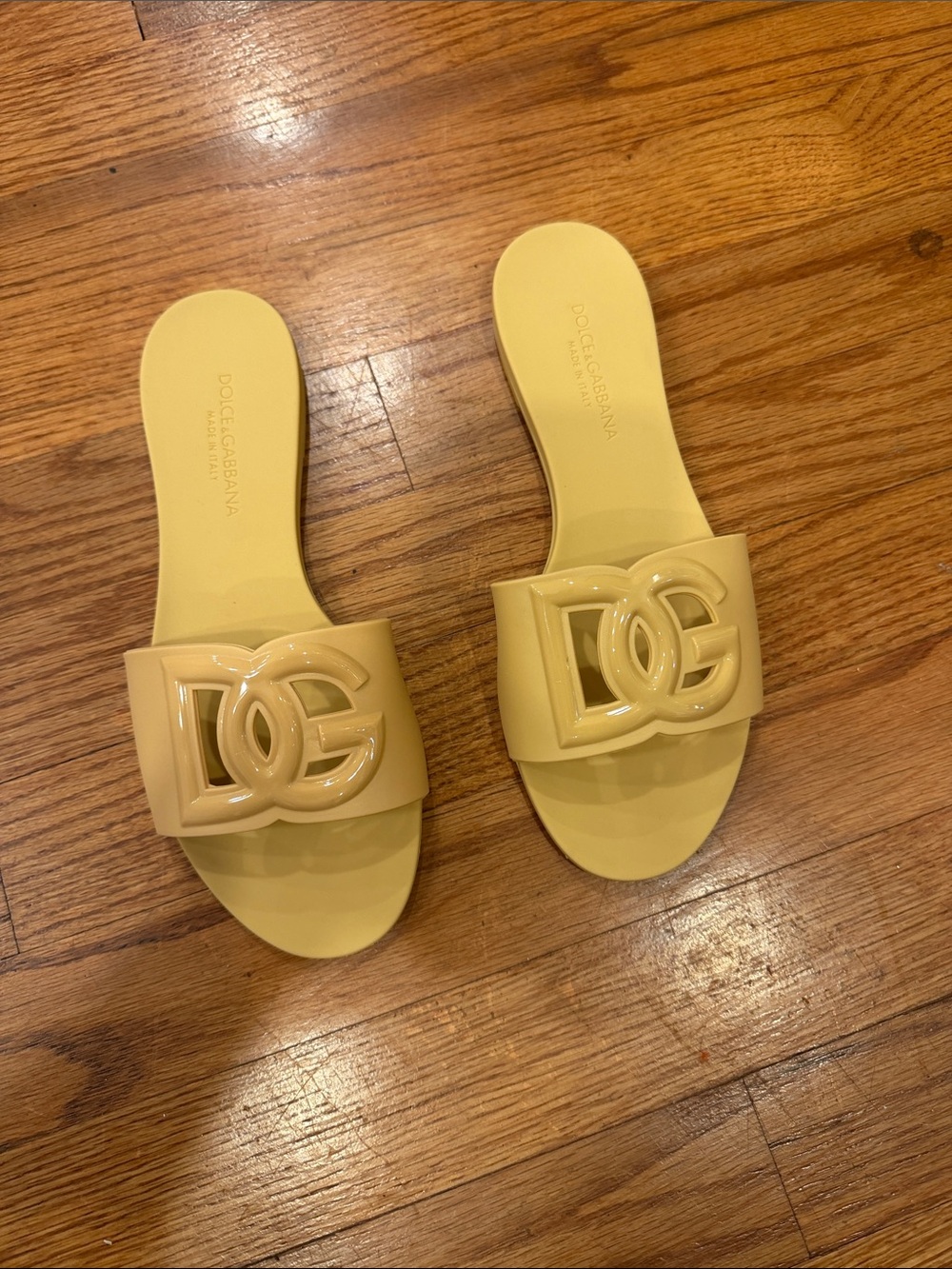size 37 Dolce & Gabbana rubber Pale Yellow Patent Logo Slide no box